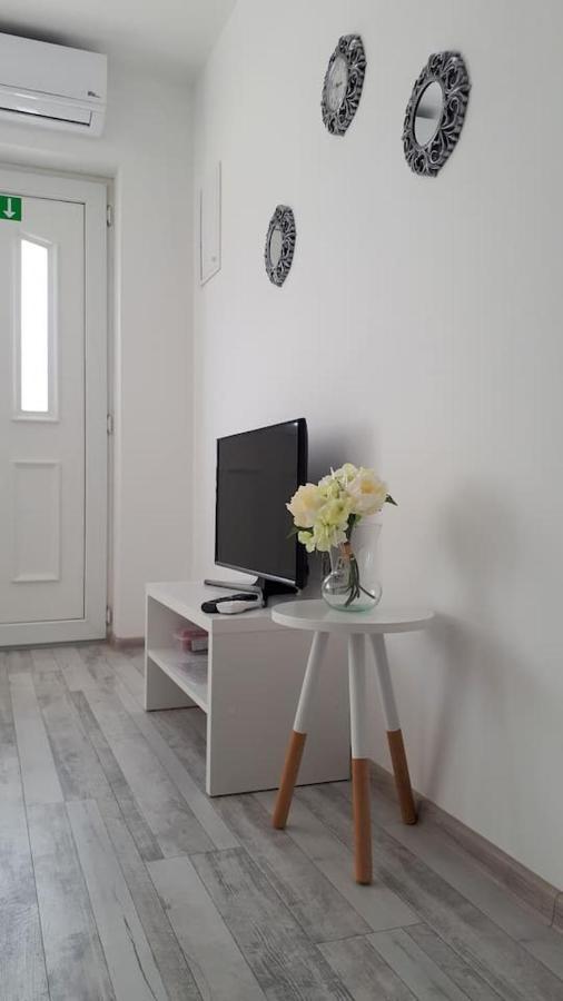 Apartman Lidija Dinjiska Exterior photo