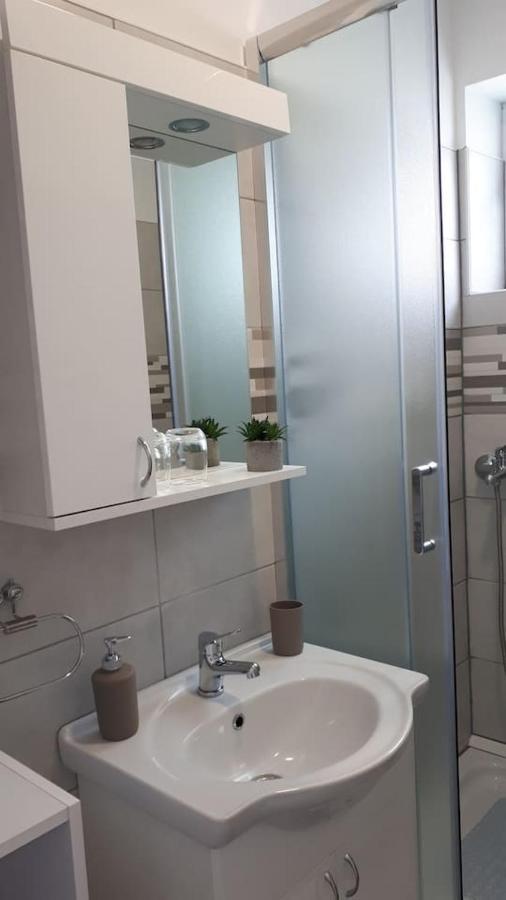 Apartman Lidija Dinjiska Exterior photo
